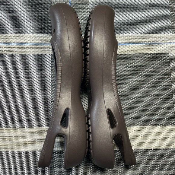 Crocs Womens Slip-On Round Toe Ballet Flats Shoes 10127 Closed Toe 9 Brown EUC - Picture 10 of 16